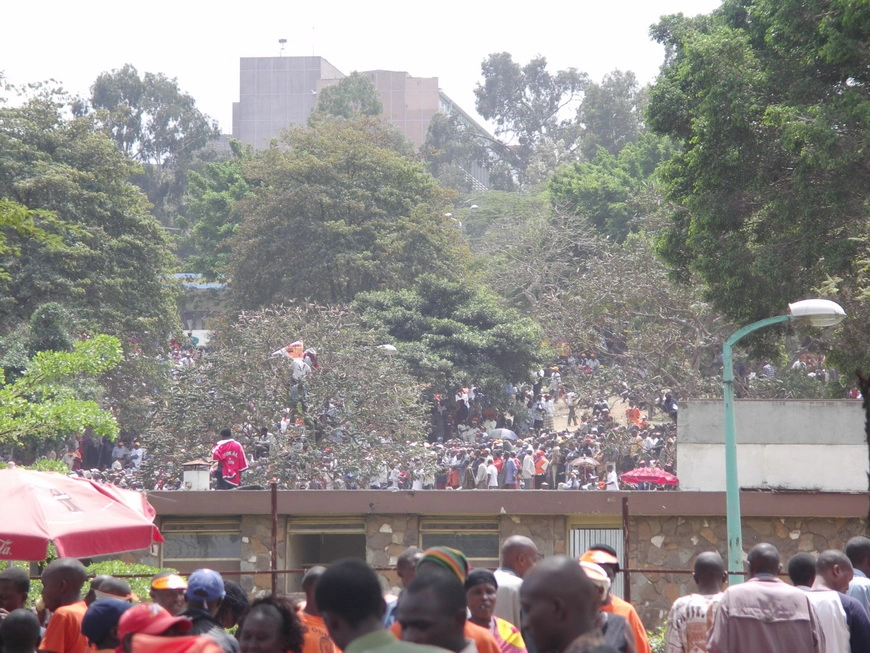 Загрузка картинки - Найроби, центральный парк. Митинг