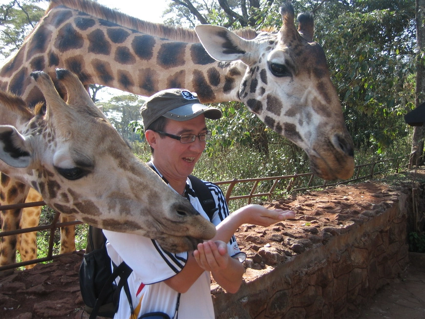 Загрузка картинки - Найроби, жирафий парк. Профессор перенимает опыт