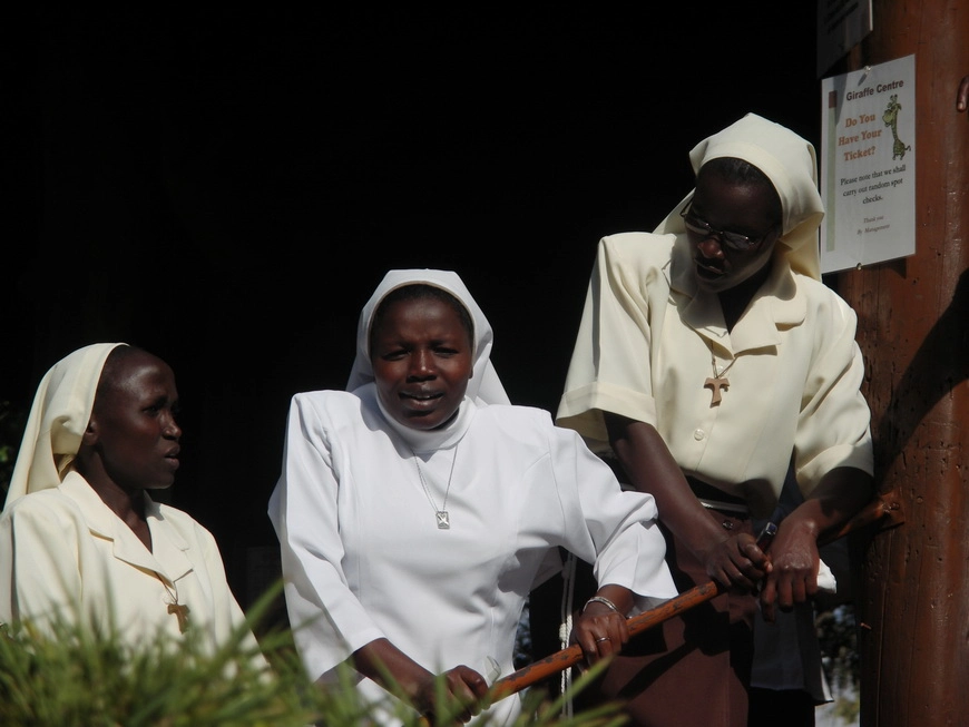 Загрузка картинки - Найроби, жирафий парк. Чёрные Ангелы в белых одеждах