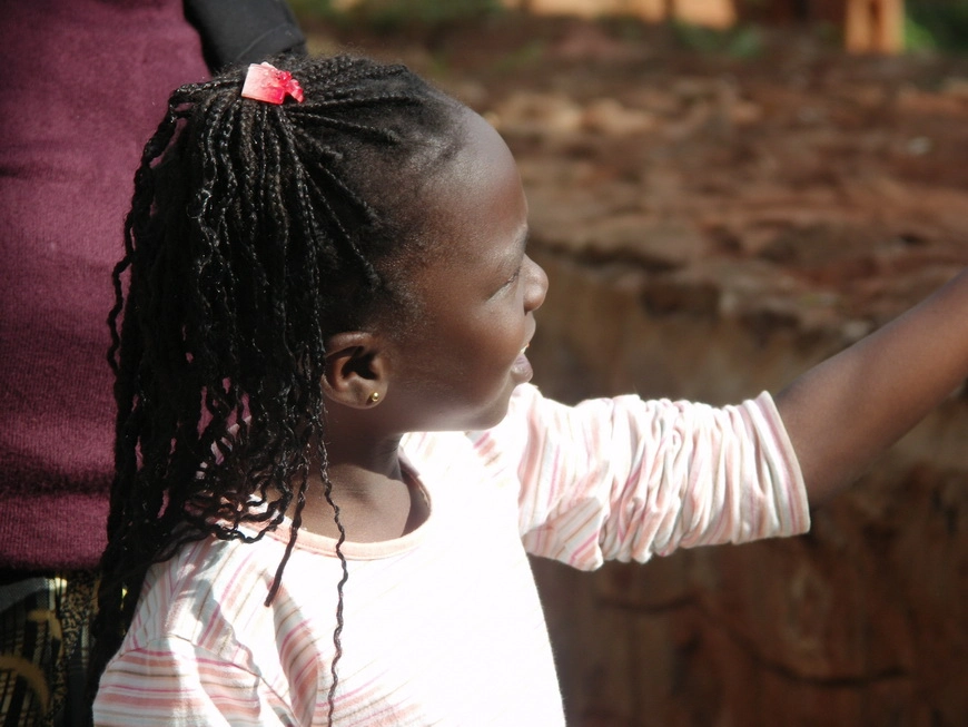 Загрузка картинки - Найроби, жирафий парк. Чёрные детки