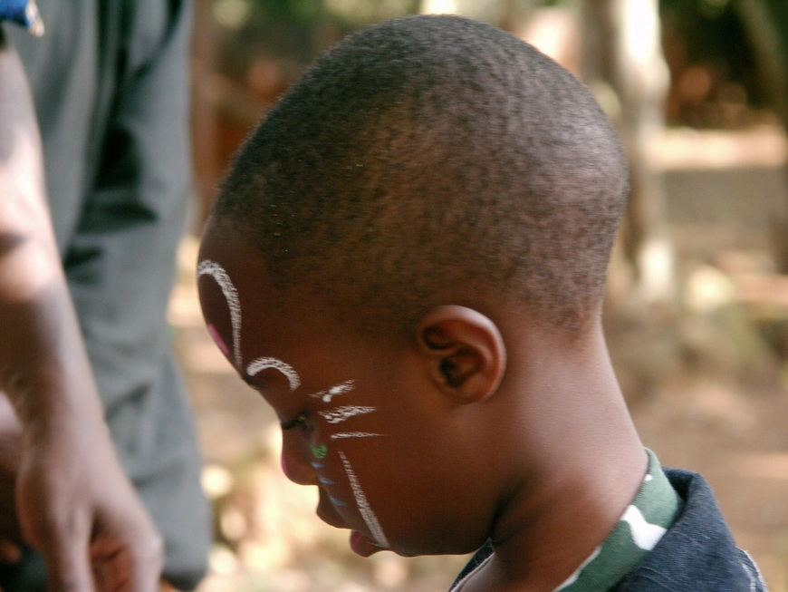 Загрузка картинки - Найроби, жирафий парк. Чёрнае детки