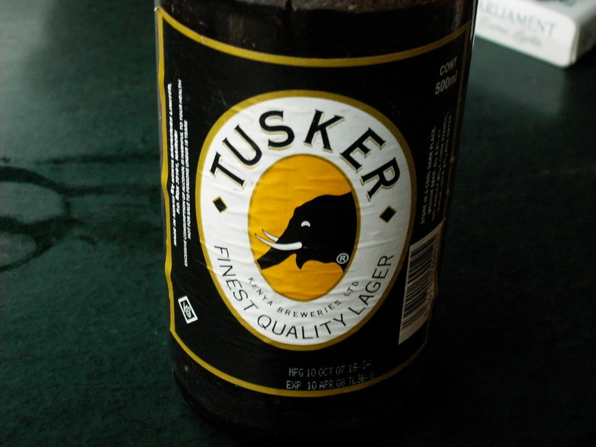 Загрузка картинки - Найроби, кафе Кенгелес. Пиво Таскер