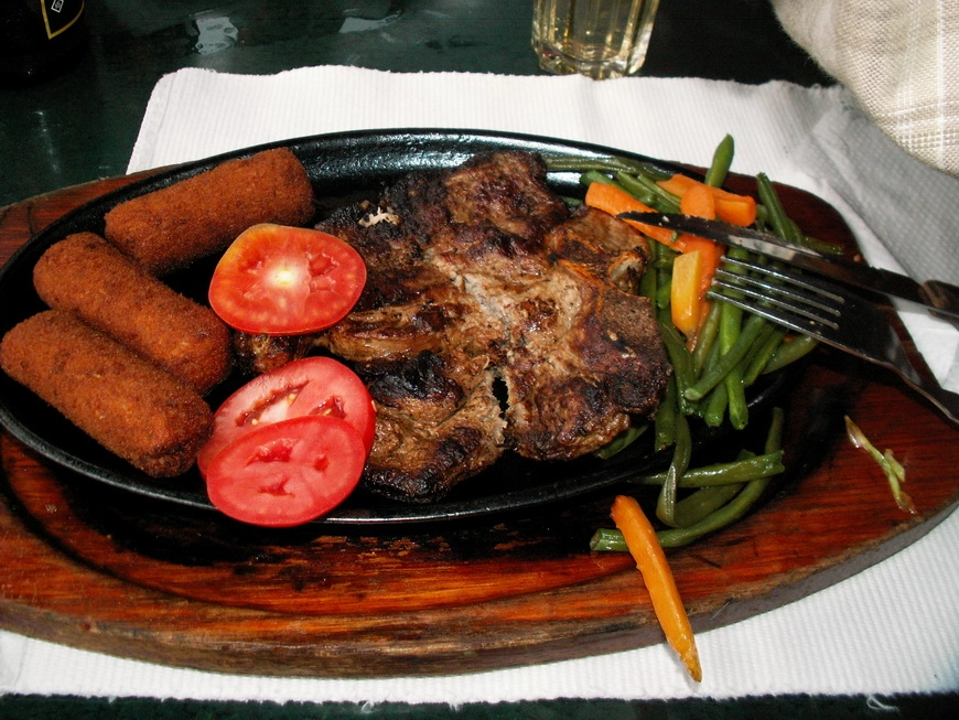 Загрузка картинки - Найроби, кафе Кенгелес. Фирменный кенийский петух