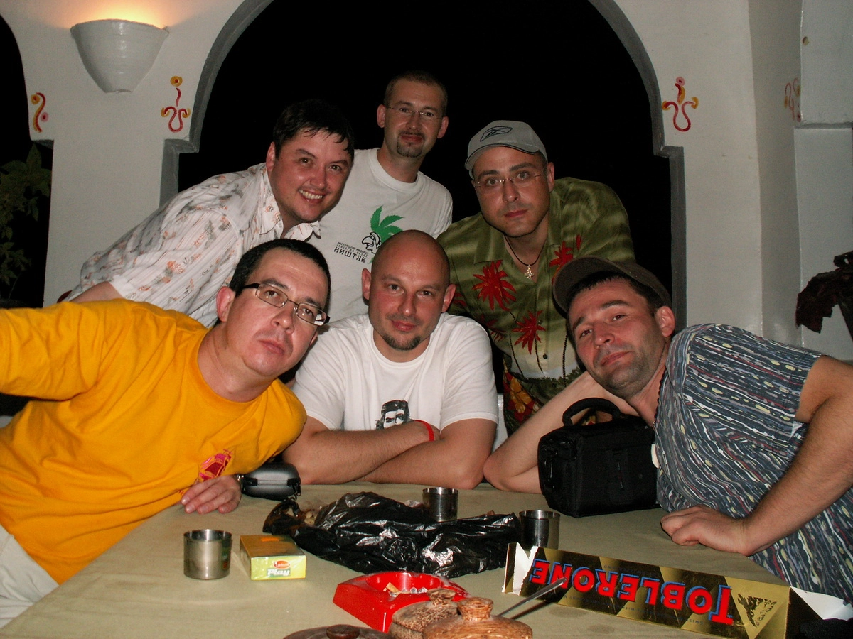 Загрузка картинки - Отель Кипонда, капитанский мостик. Эль Банада, с верхнего левого края: Брат Джимми, Капитан Бо, Председатель Лео, Профессор Занзибарский, Безумный Марик, Просто Бадди