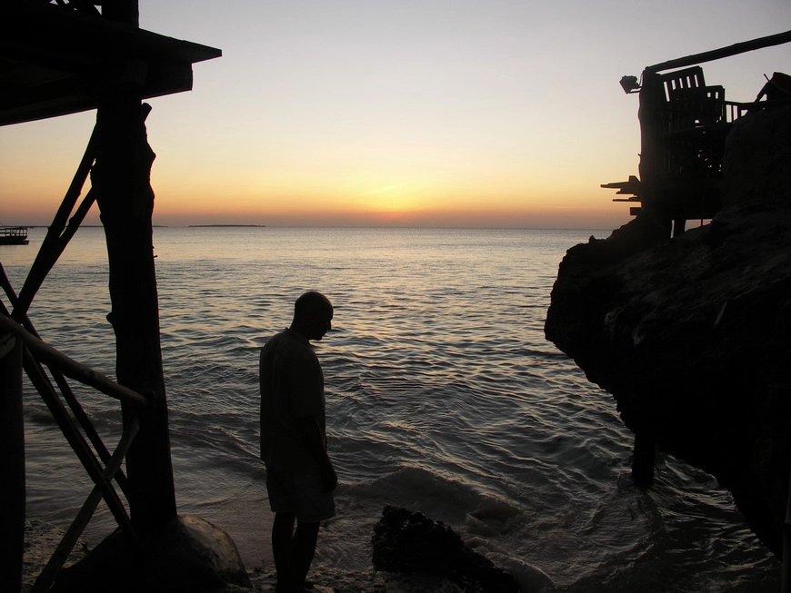 Загрузка картинки - Занзибар, отель Амаан. Вечерний вид на БДЭЖЬ