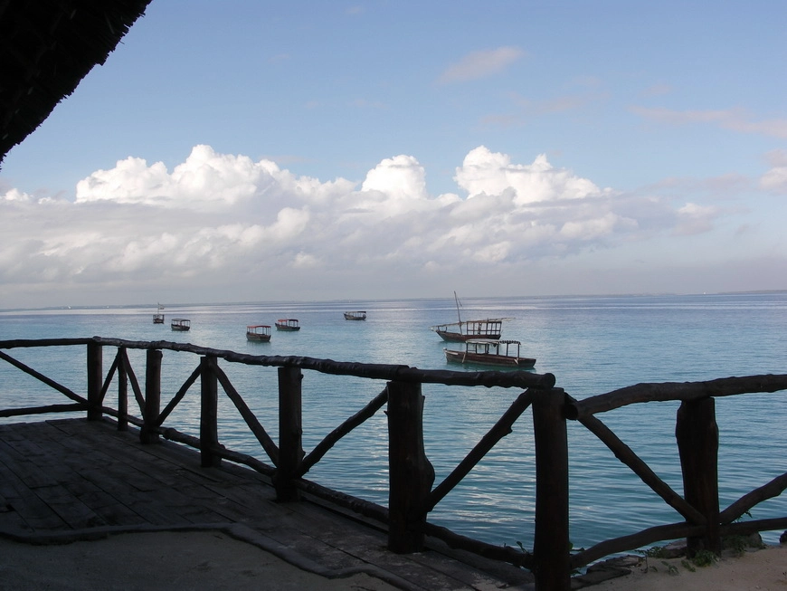 Загрузка картинки - Занзибар, отель Амаан. Вид с капитанского мостика на БДЫЖЬ