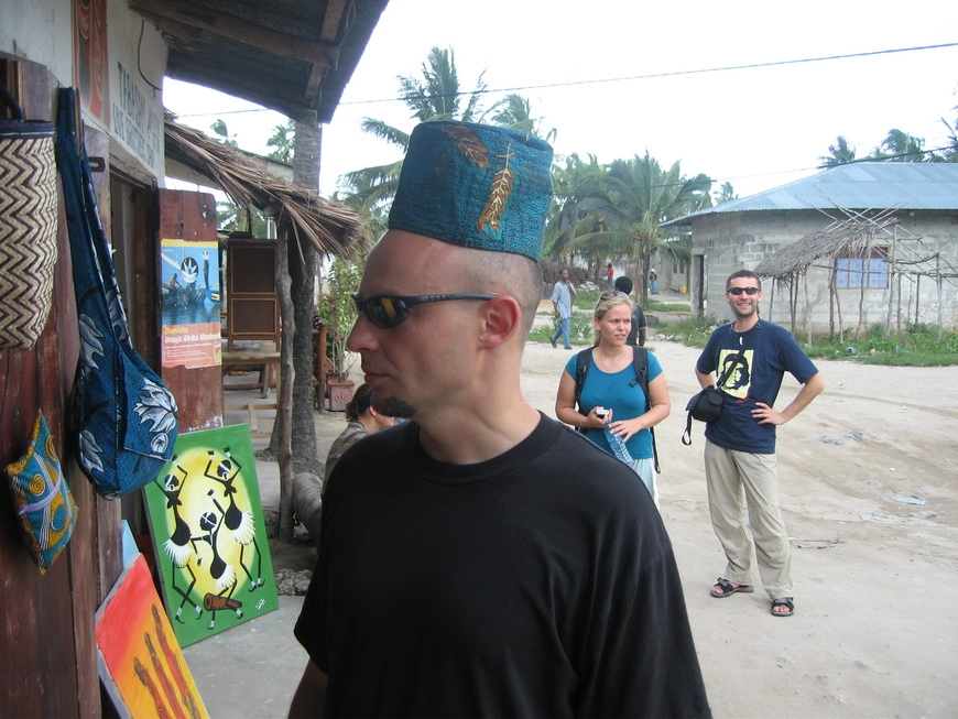 Загрузка картинки - Занзибар, селение Нунгви. Марик примеряет на себя шапку Верховного Тибидоха