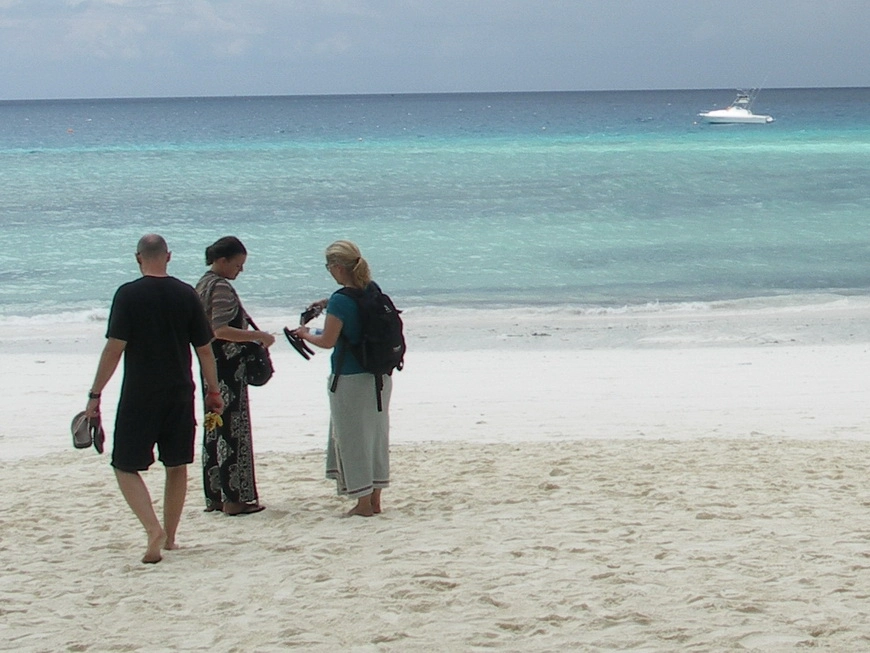 Загрузка картинки - Занзибар, отель Амаан. Три одинокие фигурки на пляже