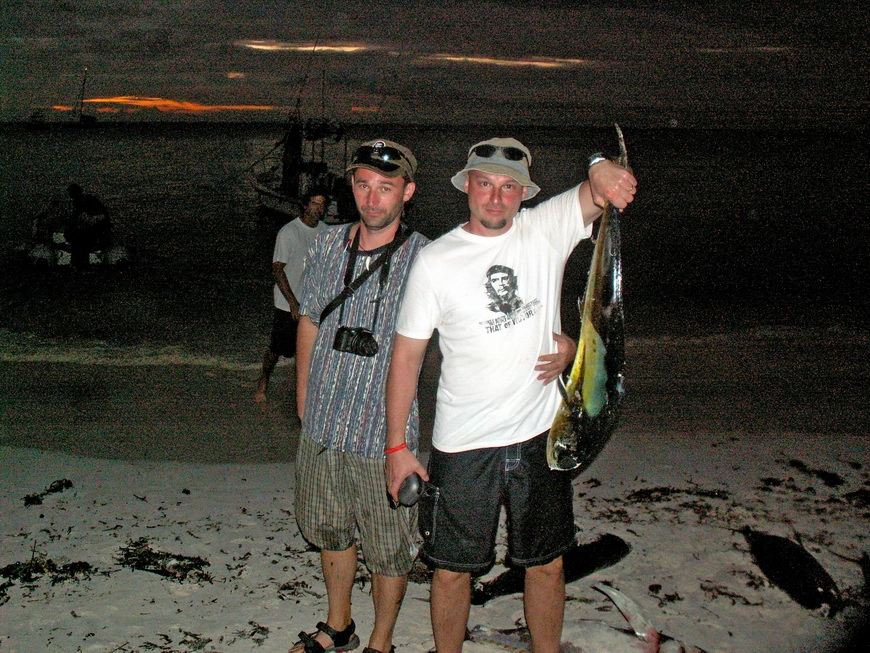 Загрузка картинки - Занзибар, пляж Нунгви. Какие-то довольные рыги