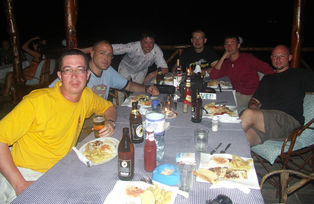 Загрузка картинки - Занзибар, отель Амаан. Датско-российский раут. На фоне Эль Улова, слева направо: битцевский шахматист Беловежский, Лео Суперстар Грибов, Танцор диско Джимми, глава стола Бокса, Клоун Бадди и Каратель Марик