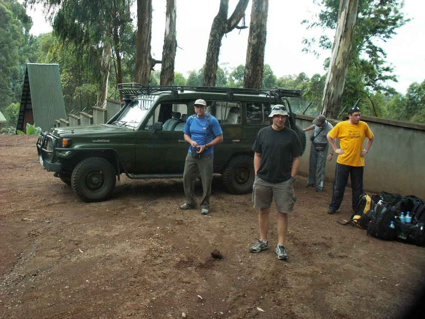 Загрузка картинки - Национальный парк Килиманджаро. Команда восходителей на низком старте