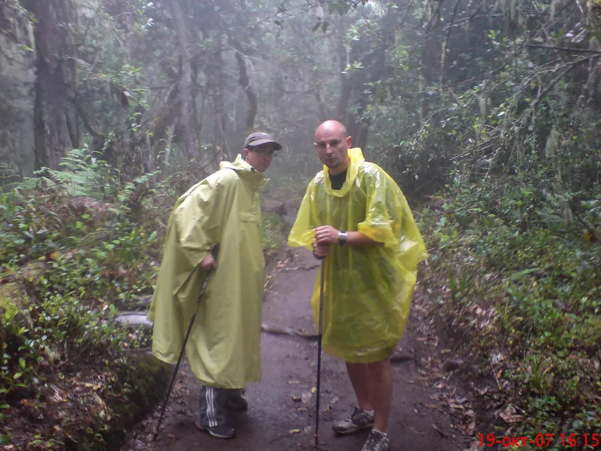 Загрузка картинки - Килиманджаро, Маршрут Мачаме. Группа в жёлтых плащевиках