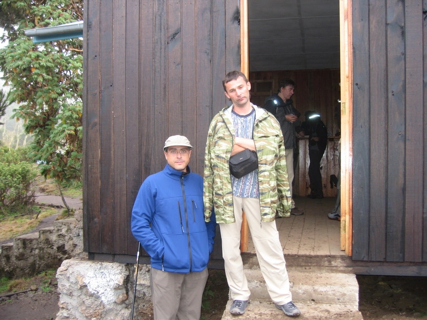 Загрузка картинки - Килиманджаро, Маршрут Мачаме. Будка регистрации почётных посетителей