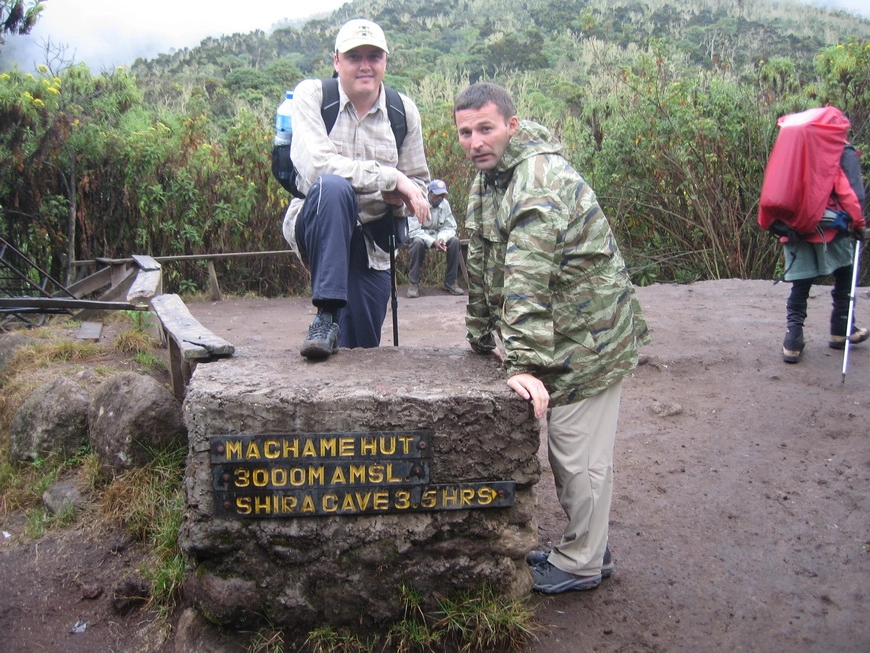 Загрузка картинки - Килиманджаро, Мачаме Хат. Верстовой камень