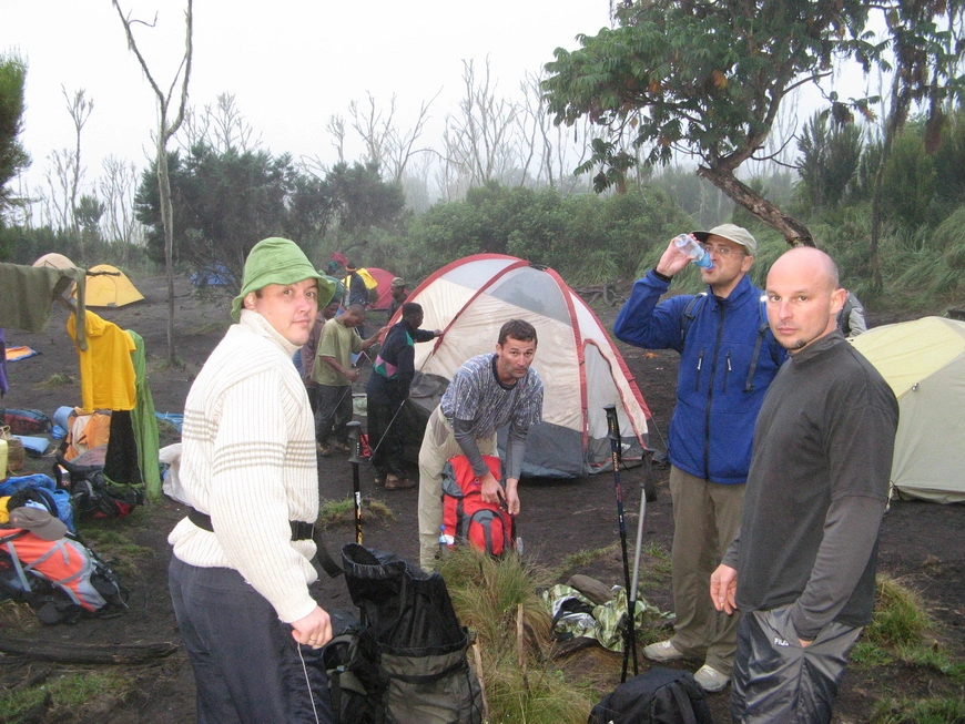 Загрузка картинки - Килиманджаро, Мачаме Хат. В ожидании столов, стульев и еды