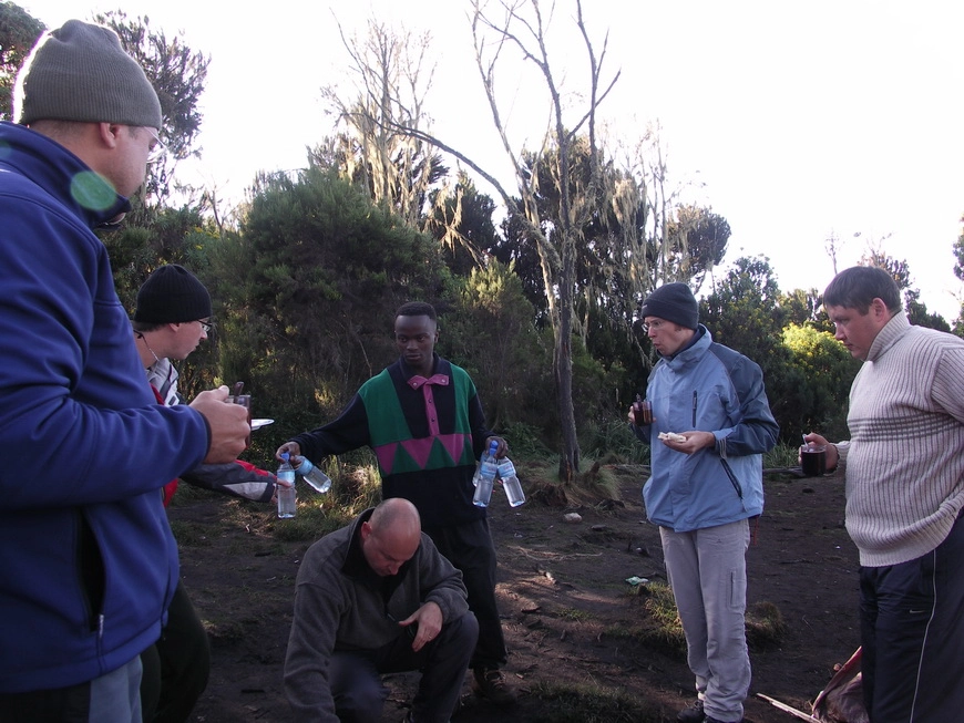 Загрузка картинки - Килиманджаро, Мачаме Хат. Глупая деревянная вода