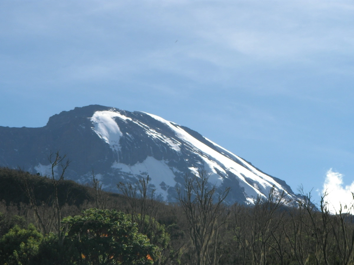 Загрузка картинки - Килиманджаро, Мачаме Хат. Вид на утреннюю Килиманджару
