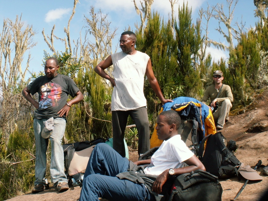 Загрузка картинки - Килиманджаро, маршрут Мачаме. Гиды Тобиас и Ефрем на фоне какого-то рыги