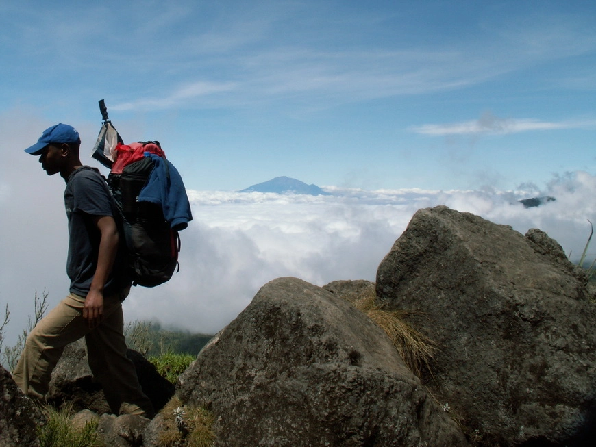 Загрузка картинки - Килиманджаро, маршрут Мачаме. Вид на гору-сателлит Шира