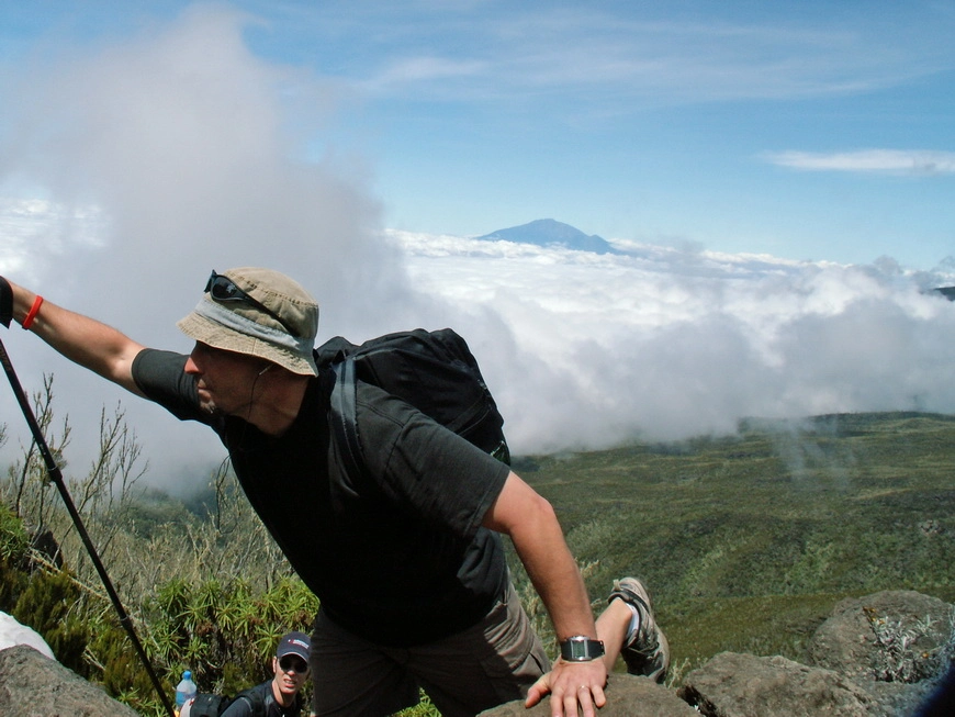 Загрузка картинки - Килиманджаро, маршрут Мачаме. Марик зафиксировал позу покорителя, протягивающего руку помощи японочкам