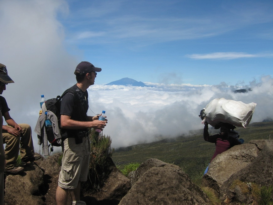 Загрузка картинки - Килиманджаро, маршрут Мачаме. Мартин Фрицевич на привале