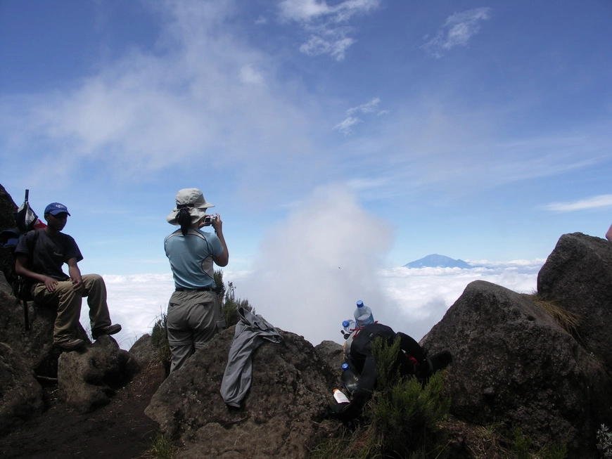 Загрузка картинки - Килиманджаро, маршрут Мачаме. Японочки фотографируют Ширу