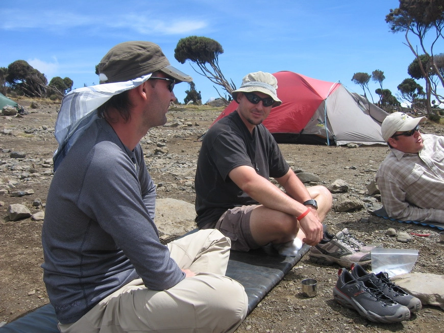 Загрузка картинки - Килиманджаро, Шира Кэмп. Какие-то рыги в ожидании столов-стульев и еды, или хотя бы чая