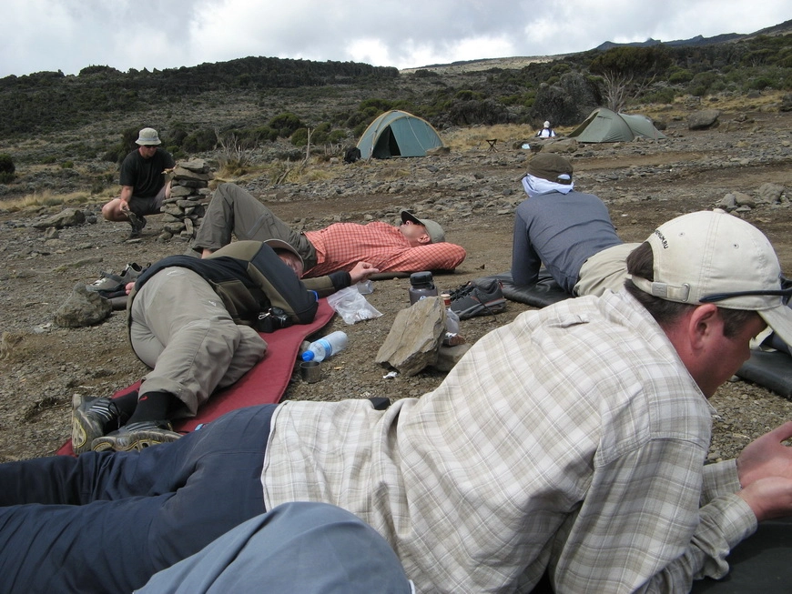 Загрузка картинки - Килиманджаро, Шира Кэмп. Банда на досуге (без столов-стульев и еды)