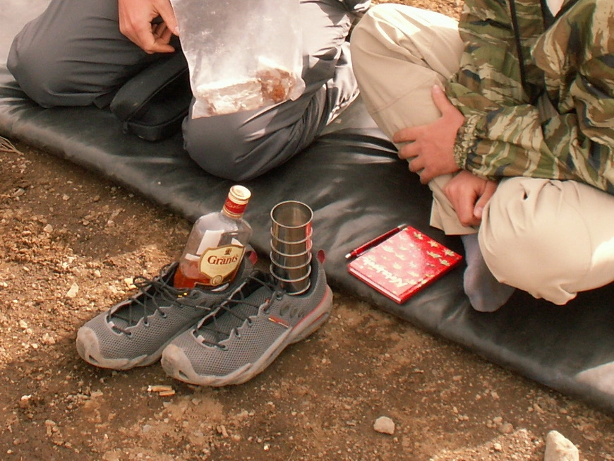 Загрузка картинки - Килиманджаро, Шира Кэмп. Банда по-своему коротает свой досуг без столов-стульев и еды. Но с закуской