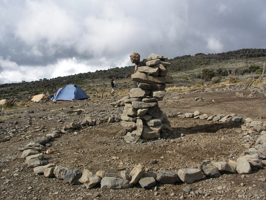 Загрузка картинки - Килиманджаро, Шира Кэмп. Жертвенник и голова Е.Т.