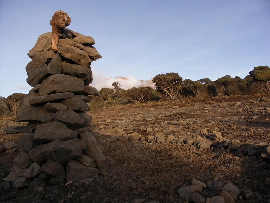 Загрузка картинки - Килиманджаро, Шира Кэмп. Голова инопланетянина на фоне Горы