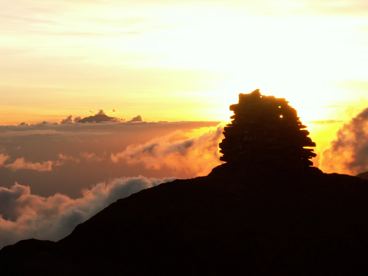 Загрузка картинки - Килиманджаро, Шира Кэмп. Жертвенник