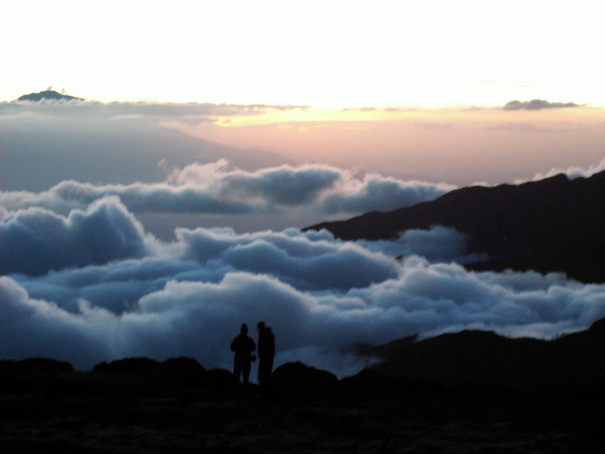 Загрузка картинки - Килиманджаро, Шира Кэмп. Закат в море облаков