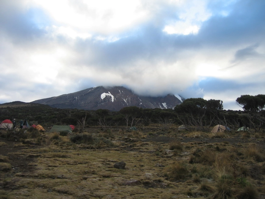 Загрузка картинки - Килиманджаро, Шира Кэмп. Кили в облаках