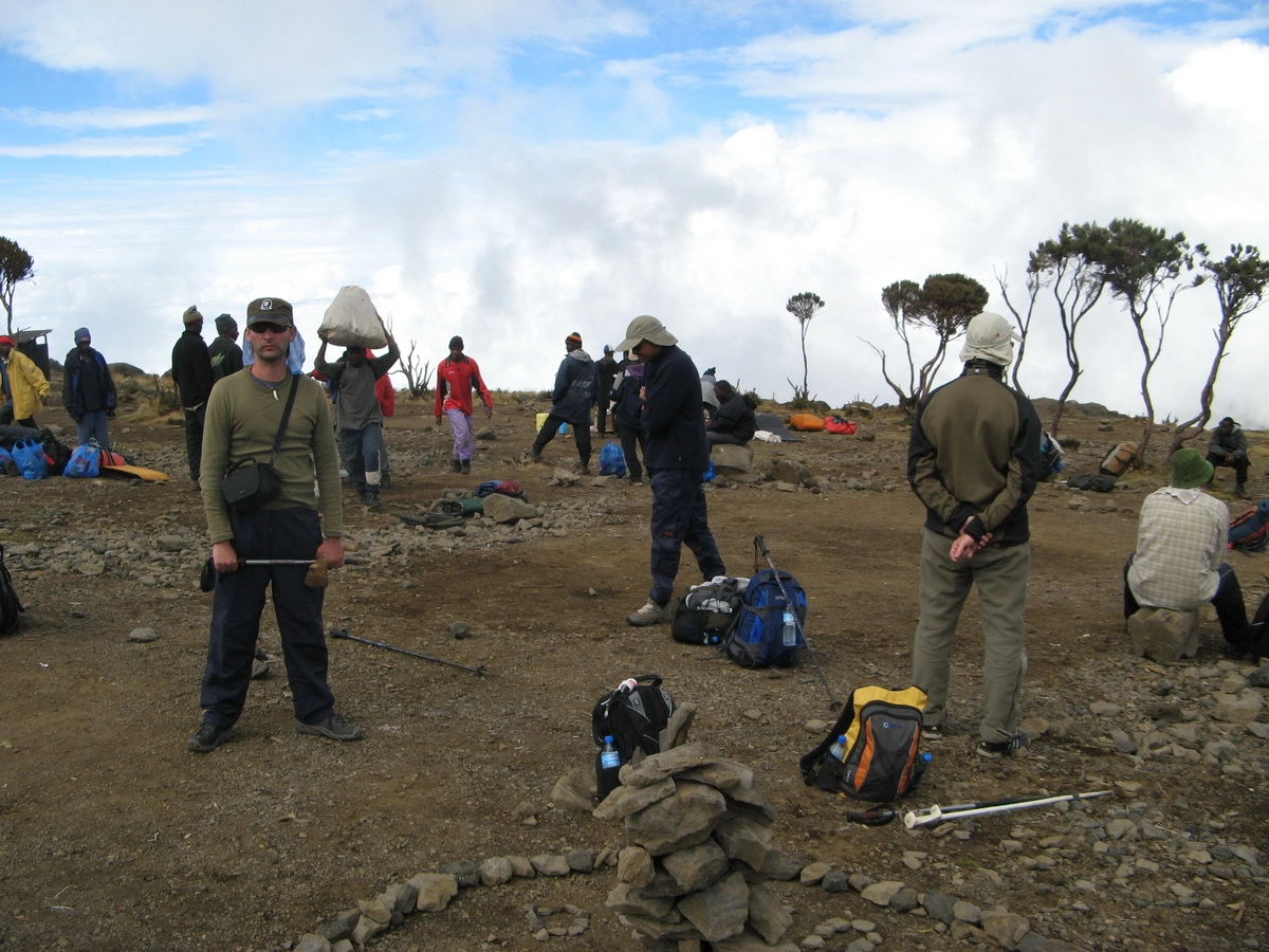 Загрузка картинки - Килиманджаро, Шира Кэмп. Палки наготове