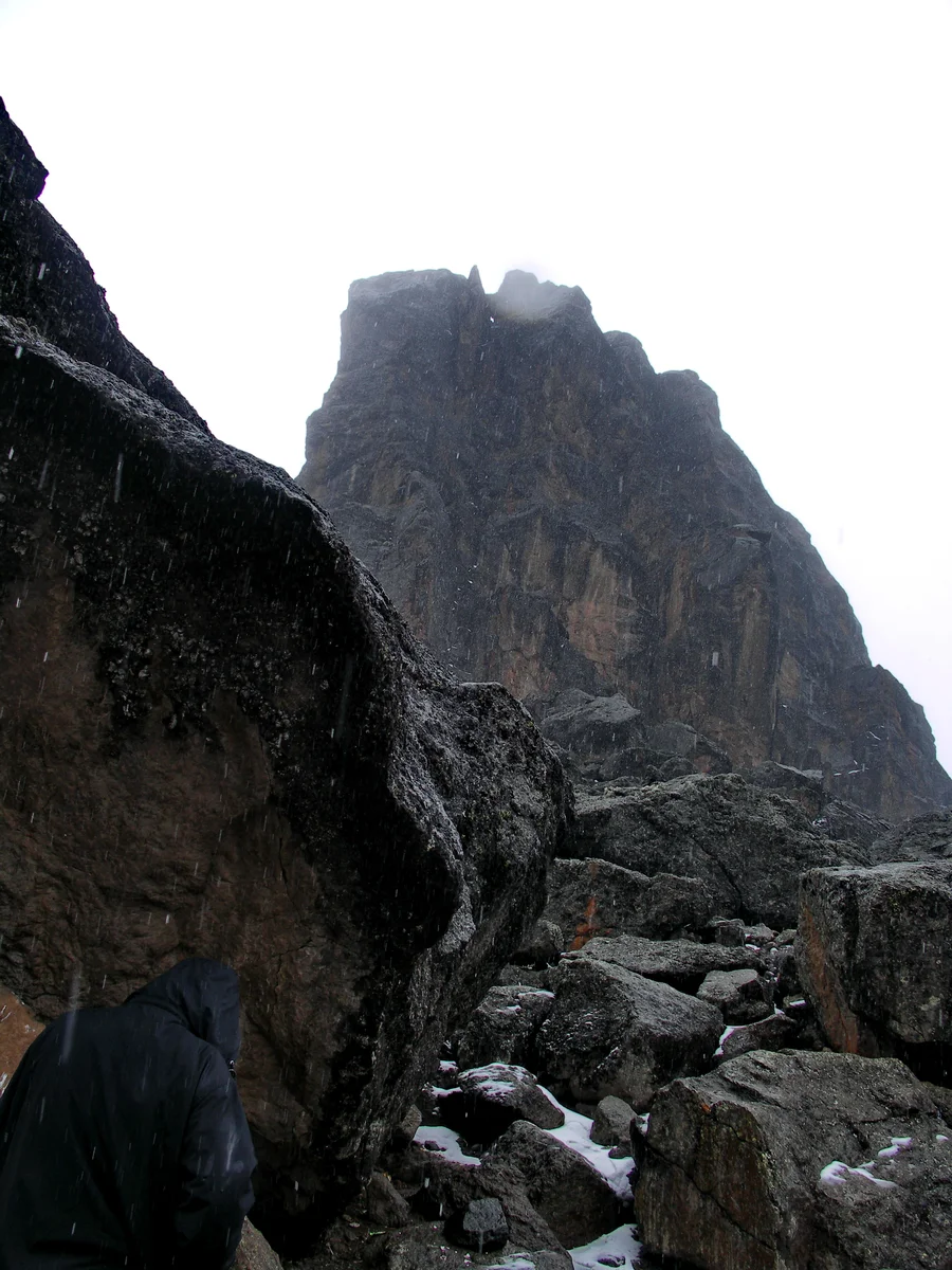 Загрузка картинки - Килиманджаро, маршрут Мачаме. Шпиль Лава Тауэра