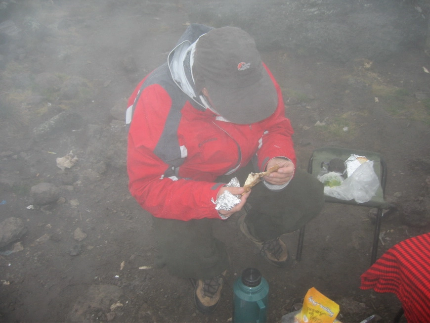 Загрузка картинки - Килиманджаро, Барранко Кэмп. Профессор ещё не перекусывал