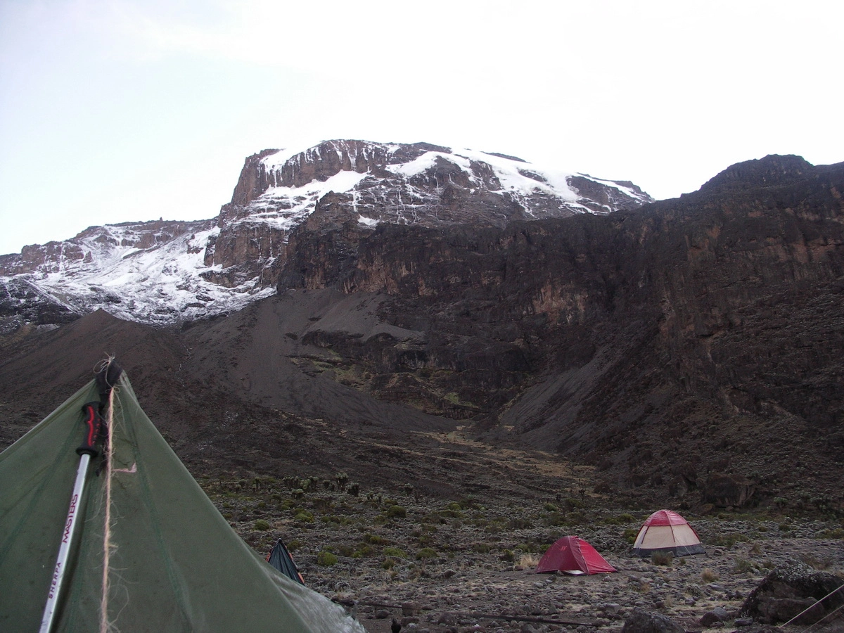 Загрузка картинки - Килиманджаро, Барранко Кэмп. Вид на Килиманджаро всё более устрашающий
