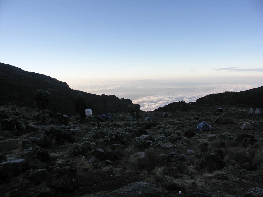 Загрузка картинки - Килиманджаро, Барранко Кэмп. Вид на долину