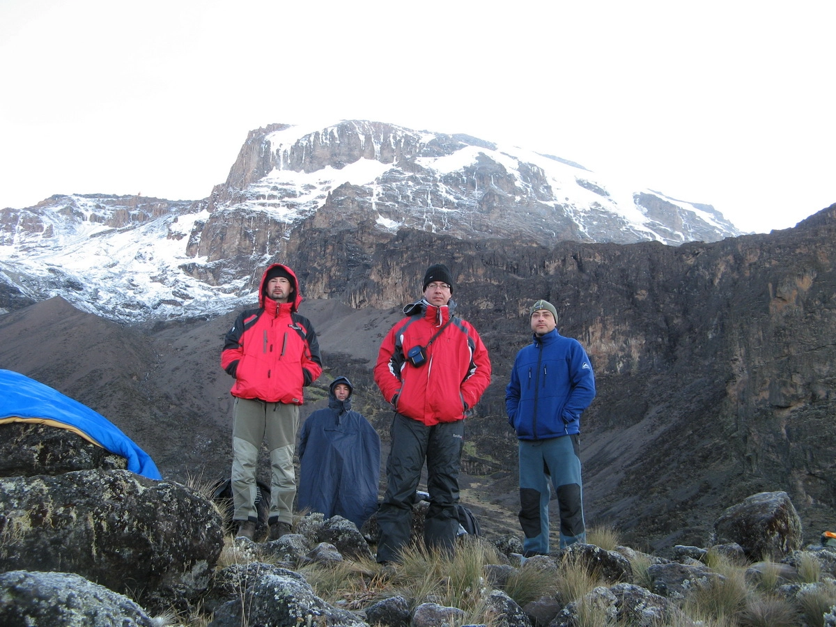 Загрузка картинки - Килиманджаро, Барранко Кэмп. Пропойные физиономии на фоне Килиманджаро