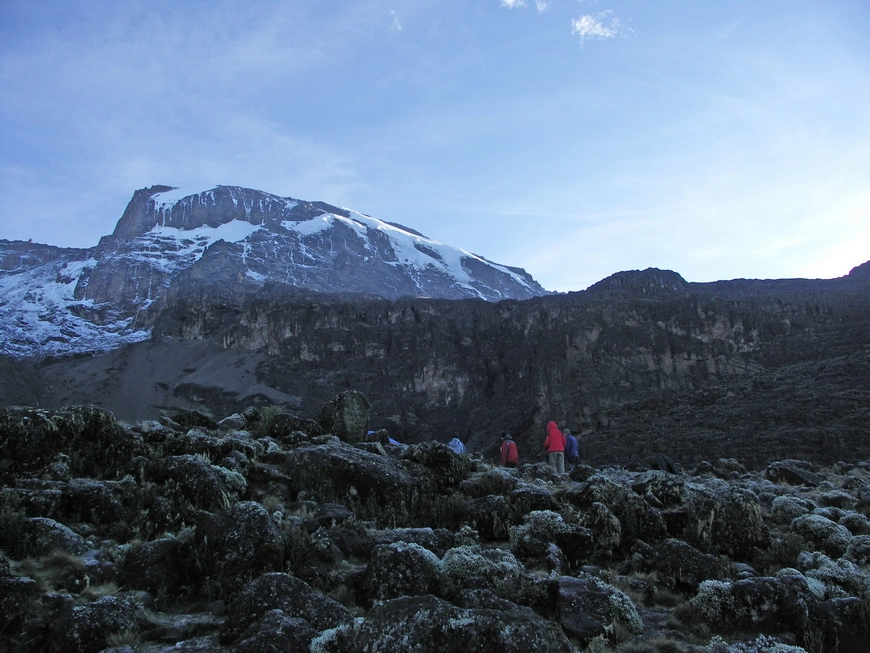 Загрузка картинки - Килиманджаро, Барранко Кэмп. Вид на лагерь на фоне неприступной Кили