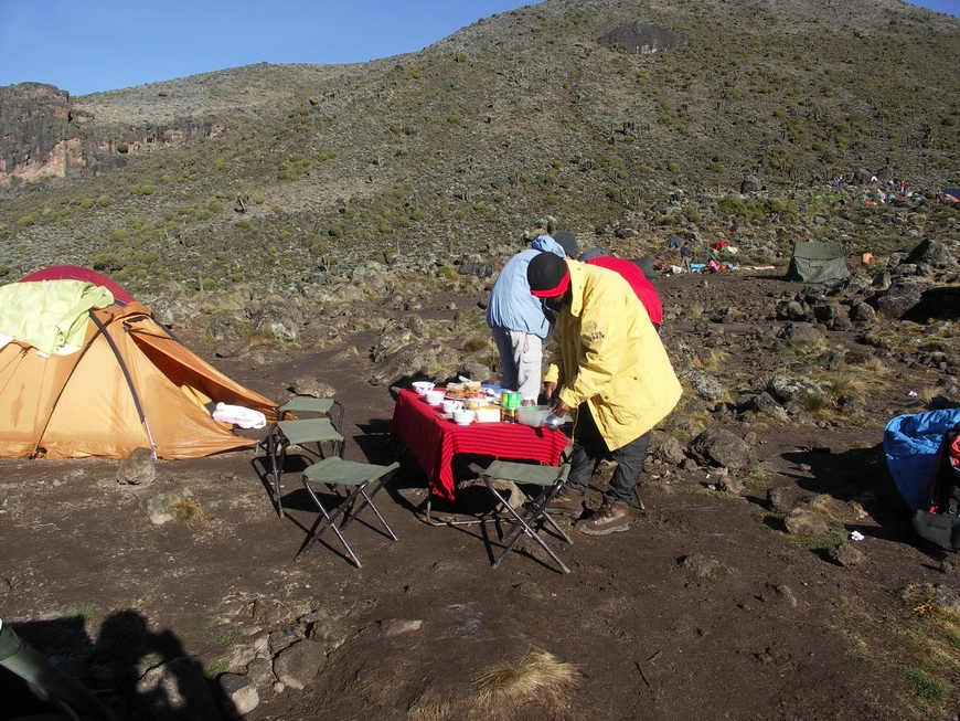 Загрузка картинки - Килиманджаро, Барранко Кэмп. Жизнь налаживается со стульями-столами и завтраком