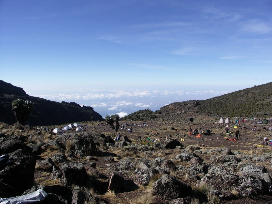Загрузка картинки - Килиманджаро, Барранко Кэмп. Вид на лагерь без тумана