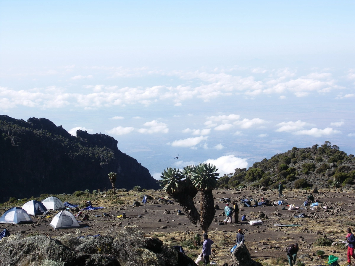 Загрузка картинки - Килиманджаро, Барранко Кэмп. Вид на долину и лагерь под солнцем