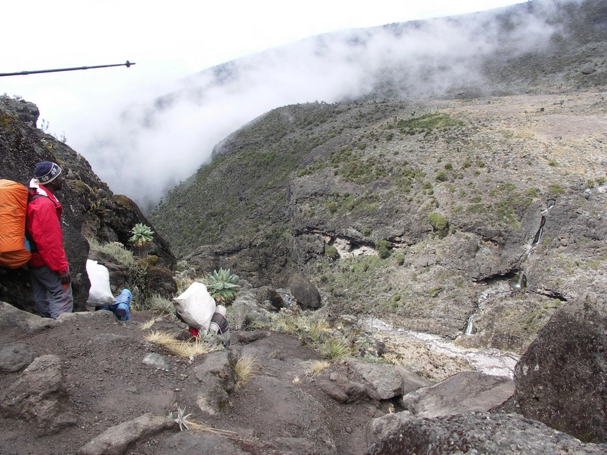 Загрузка картинки - Килиманджаро, Стена Барранко. Вид на лагерь внизу
