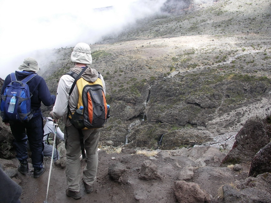 Загрузка картинки - Килиманджаро, Стена Барранко. Вид в пропасть