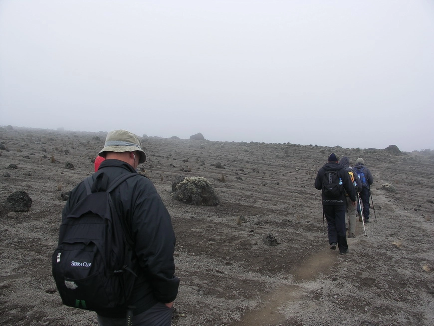 Загрузка картинки - Килиманджаро, маршрут Мачаме. Лунный ландшафт