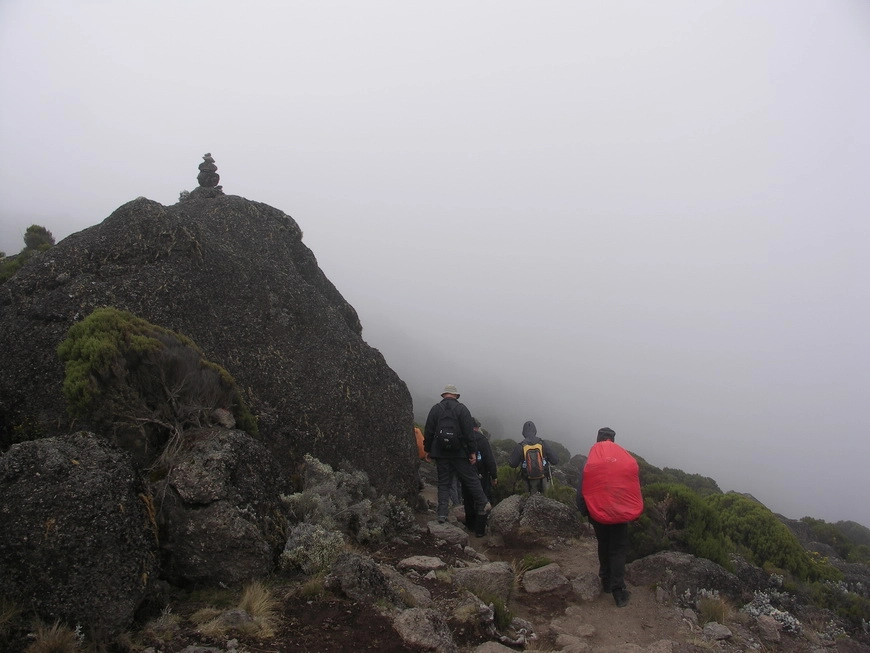 Загрузка картинки - Килиманджаро, маршрут Мачаме. Жертвенники в тумане