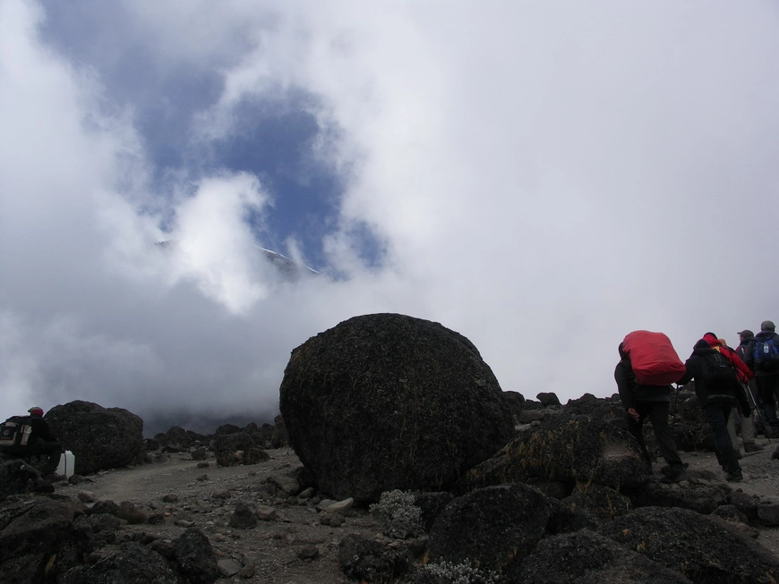 Загрузка картинки - Килиманджаро, маршрут Мачаме. Южный склон