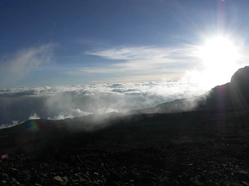 Загрузка картинки - Килиманджаро, Южный склон. на фоне моря облаков